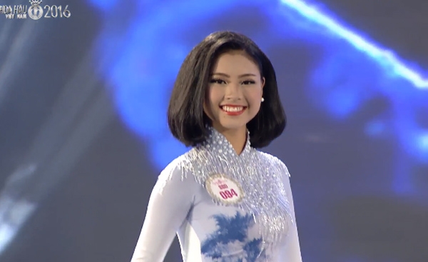 Nụ cười rạng rỡ trong tà áo dài Việt Nam
