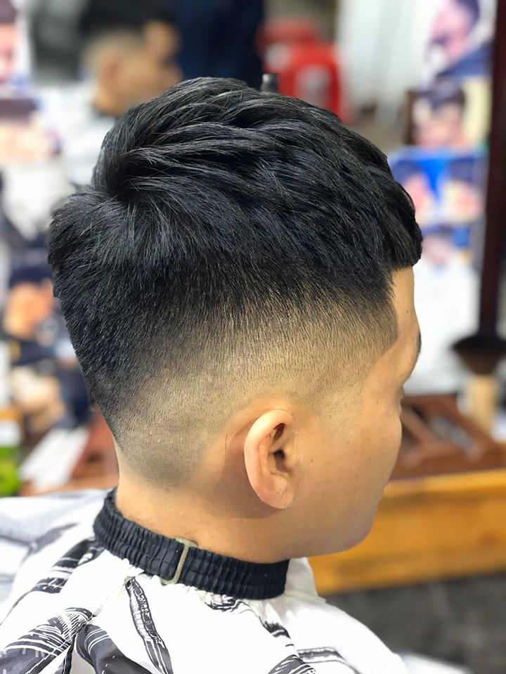 Địa chỉ cắt tóc nam chất lượng Lai Châu - Nếu bạn đang tìm kiếm một địa chỉ cắt tóc nam chất lượng cao tại Lai Châu, hãy tham khảo ảnh này. Tiệm cắt tóc nam tại địa chỉ này được đánh giá rất cao bởi khách hàng với đội ngũ thợ lành nghề và đầy tâm huyết.